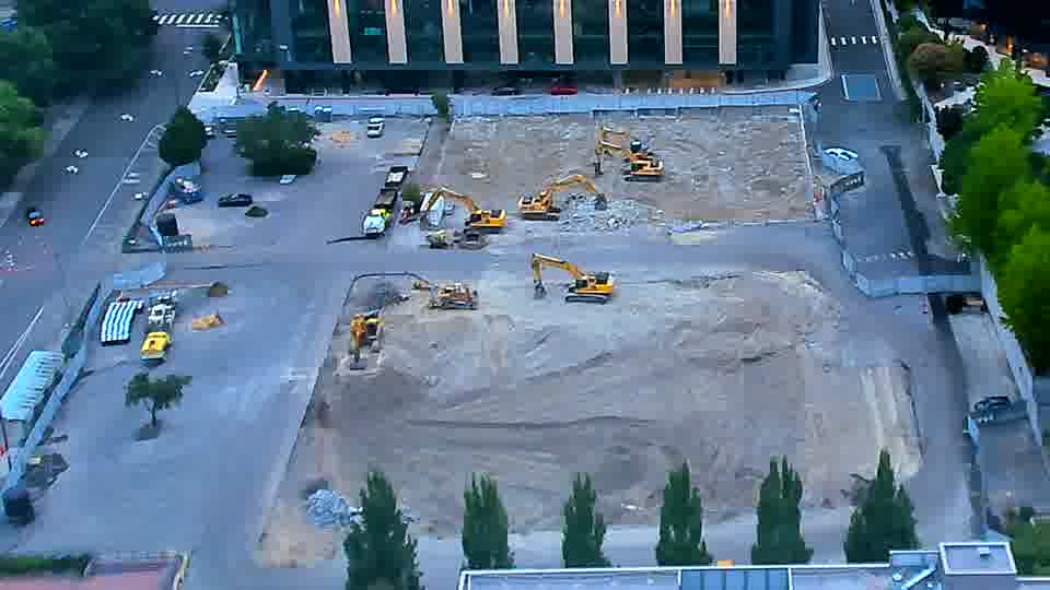 The site presents a largely static picture, with the machines maintaining their positions from the previous view.