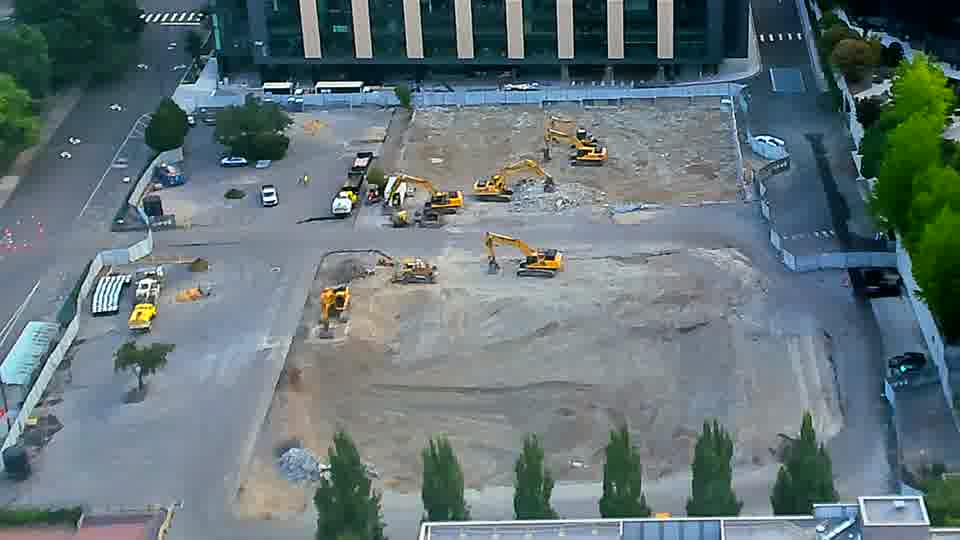 The equipment layout appears nearly identical, with no significant movements detected during the interval.