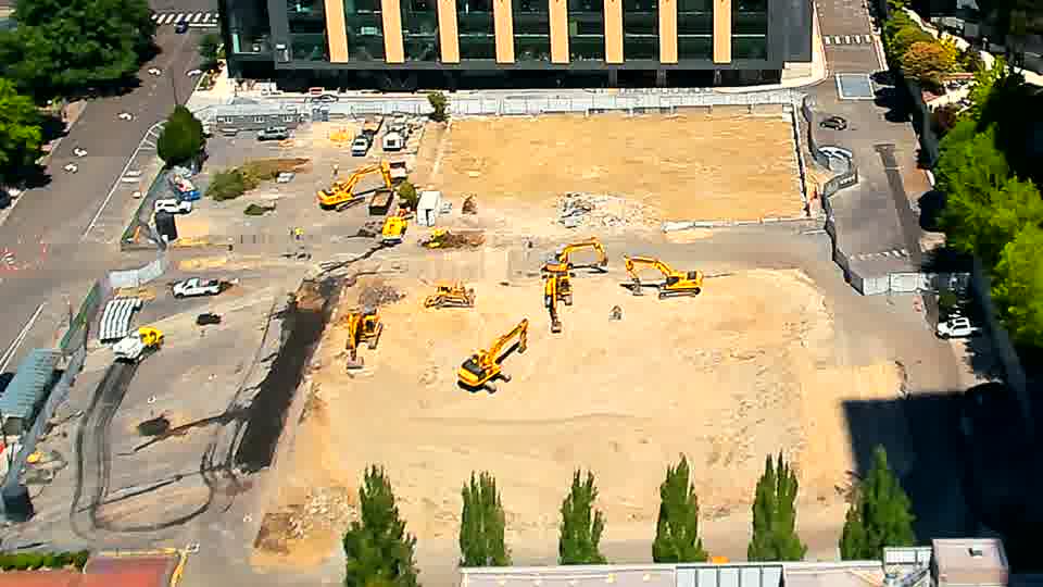 The site appears static, with the equipment and material distribution remaining largely unchanged from the previous view.
