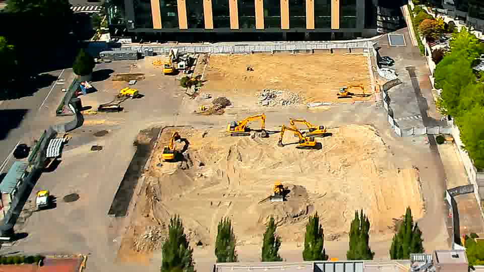 The scene is holding steady, with the machinery maintaining its positions from the previous view.