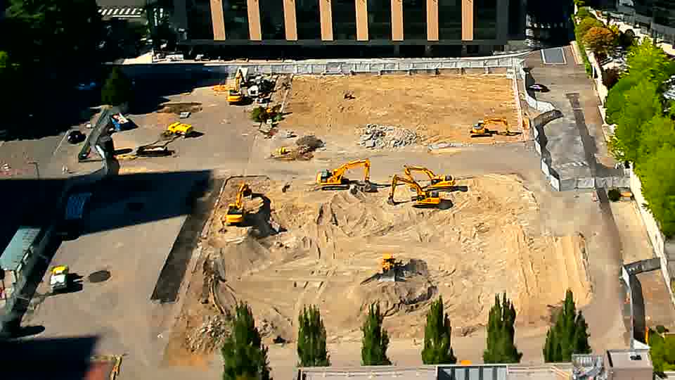 The site appears quiet, with no discernible shifts in the positions of equipment or materials.
