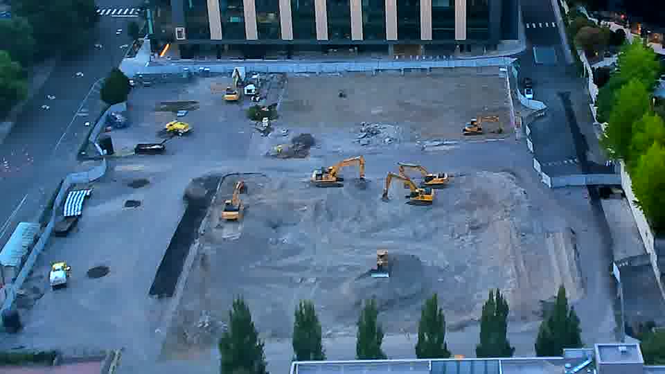 The site presents a similar view to the last check, with no discernible changes in machine positions or material arrangements.