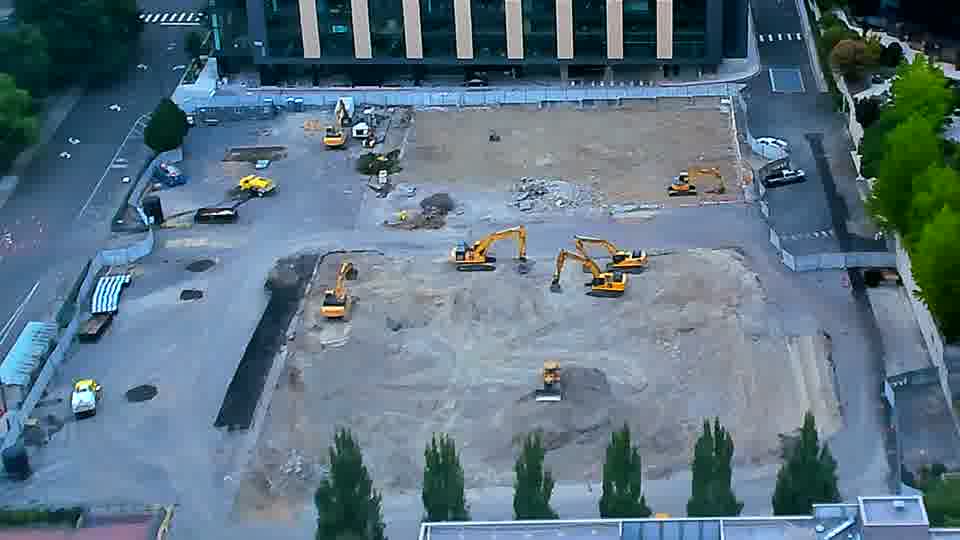 The site presents a very similar picture to the last check, with equipment largely holding its positions.