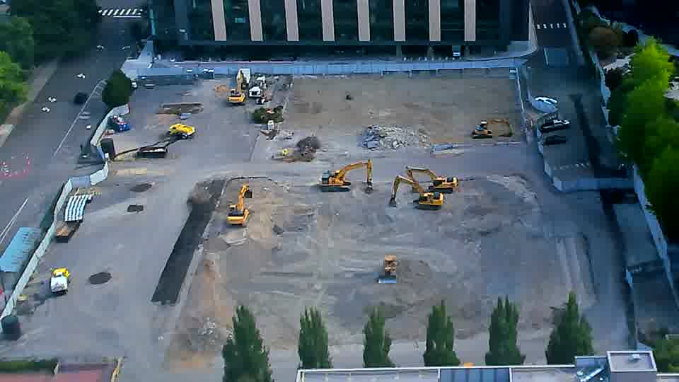 The machines on site hold their positions, with no noticeable movement over the last quarter hour.