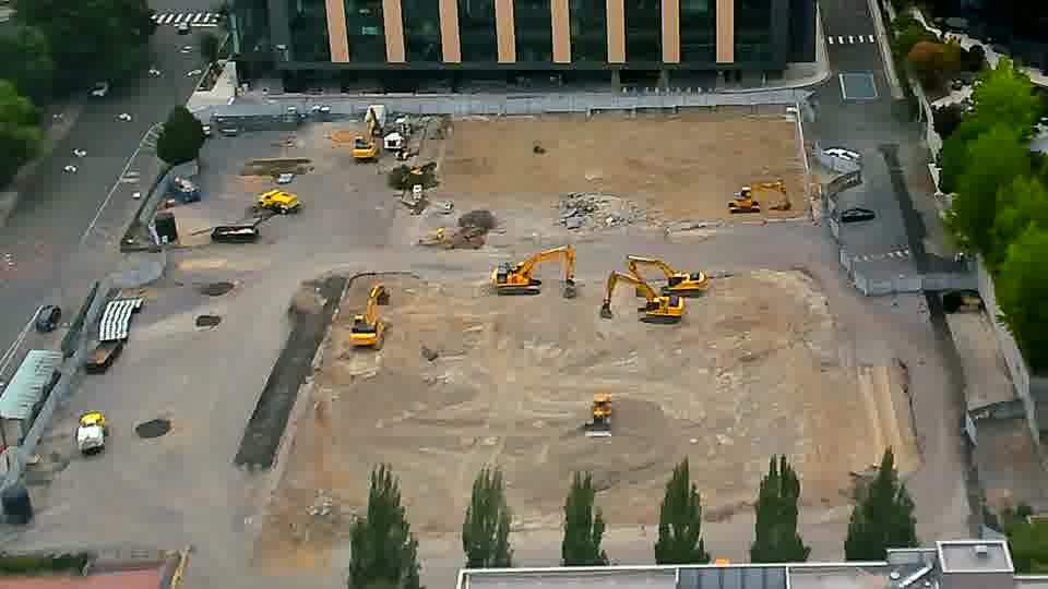 The site presents a consistent picture, with no noticeable shifts in the positions of the machinery or materials.