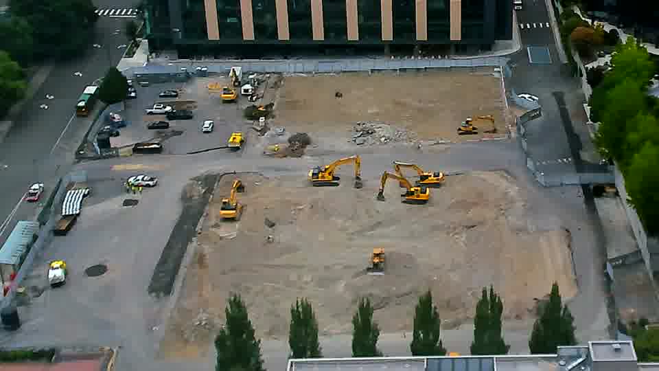The site shows no significant changes in the last fifteen minutes, with all visible equipment remaining in the same locations.