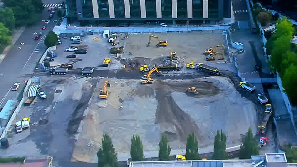 The site presents a largely static view, with the heavy equipment holding its ground over the last fifteen minutes.