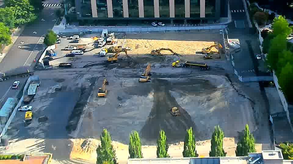 The site appears quiet, with the positions of the heavy equipment remaining unchanged during the last fifteen minutes.