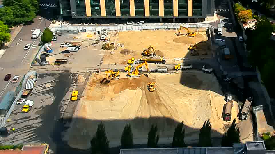 The site continues in a quiet state, with no noticeable shifts in the positions of equipment or vehicles.