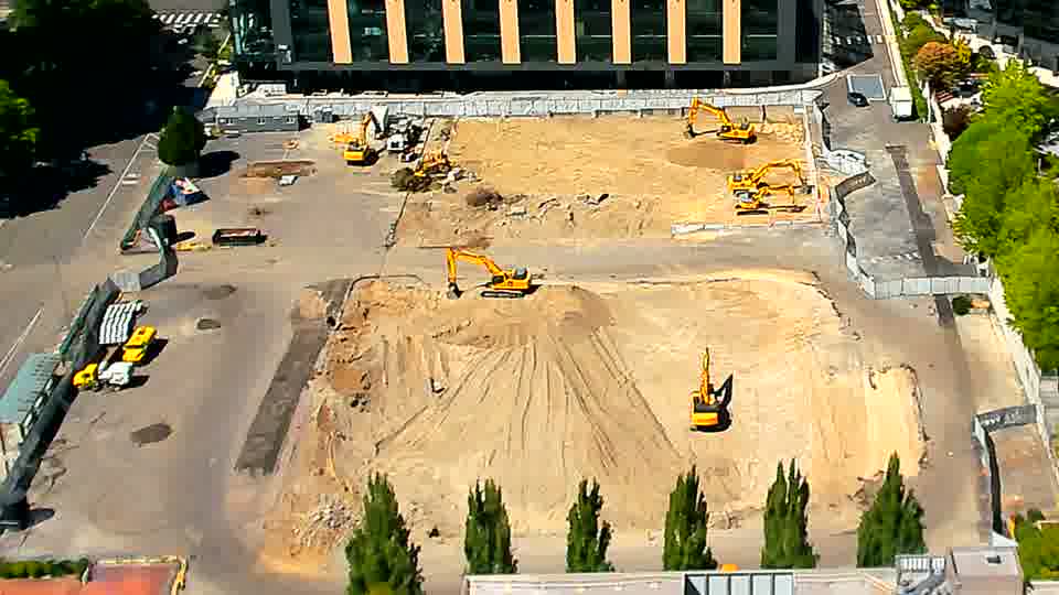 The scene presents a stable picture, with the heavy equipment remaining in essentially the same locations.