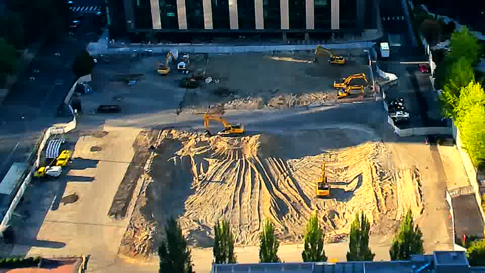 The scene remains consistent, with the arrangement of machinery appearing unchanged over the last quarter hour.