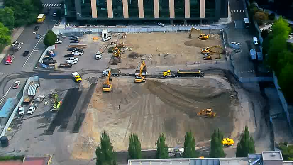 The site appears quiet, with the equipment maintaining its arrangement from the earlier view.
