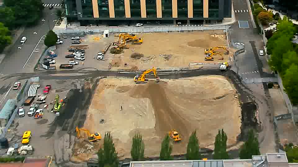 The scene remains largely static, with no noticeable repositioning of the machines or any new vehicle activity.