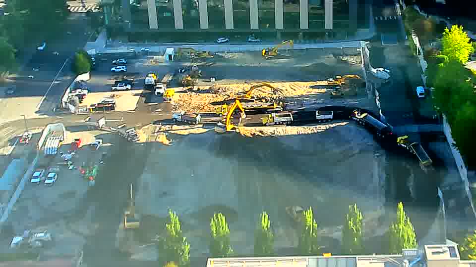 The site presents a largely static view, with the machinery appearing to remain in the same locations.
