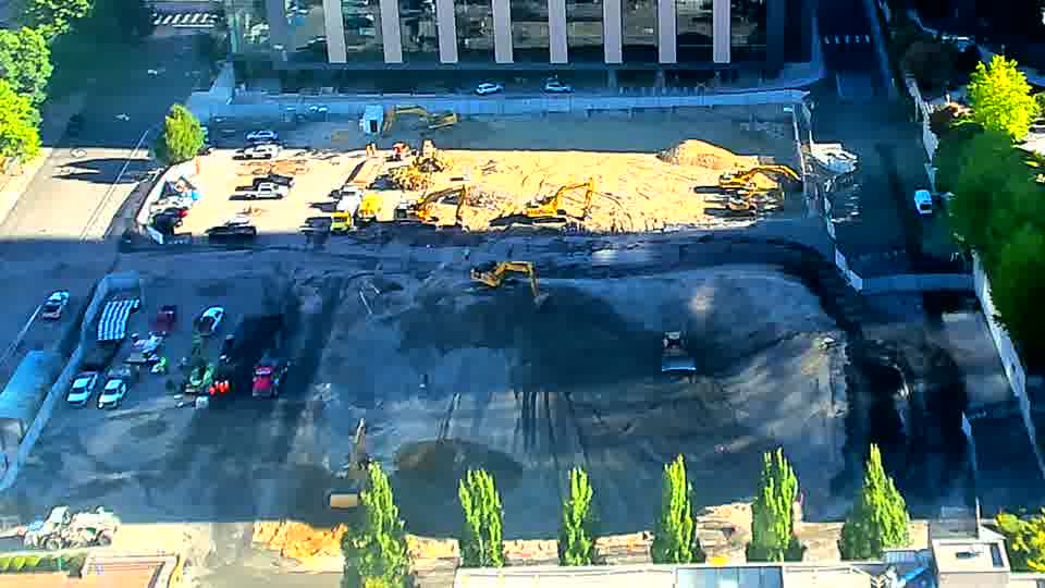 AS aH-2000 a small red vehicle has entered the parking area on the left, and anB-2000 one of the central excavators has shifted its position slightly.