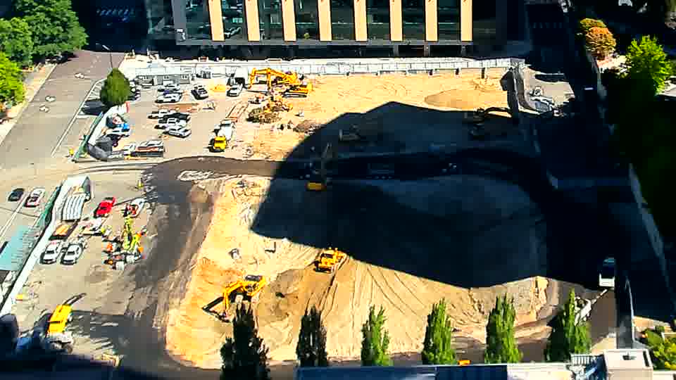 The scene remains stable, with the positions of equipment and vehicles appearing largely unchanged over the last quarter of an hour.