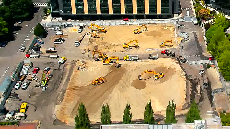 The site appears largely static, with the positions of the tracked machines and vehicles holding steady.