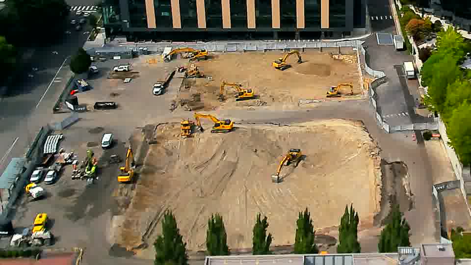 The site appears largely static, with the positions of the machines remaining consistent between views.