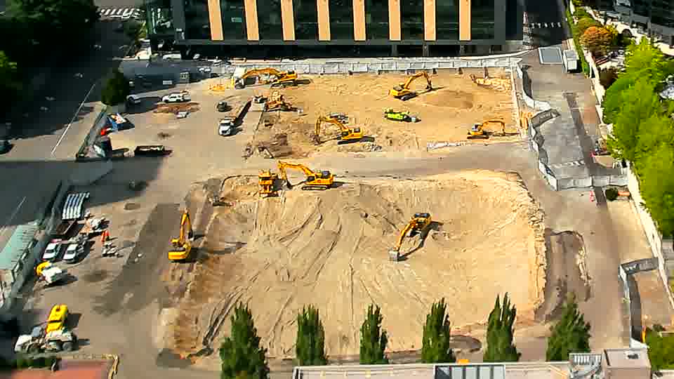 The site presents a nearly identical view, with the equipment maintaining its previous distribution.