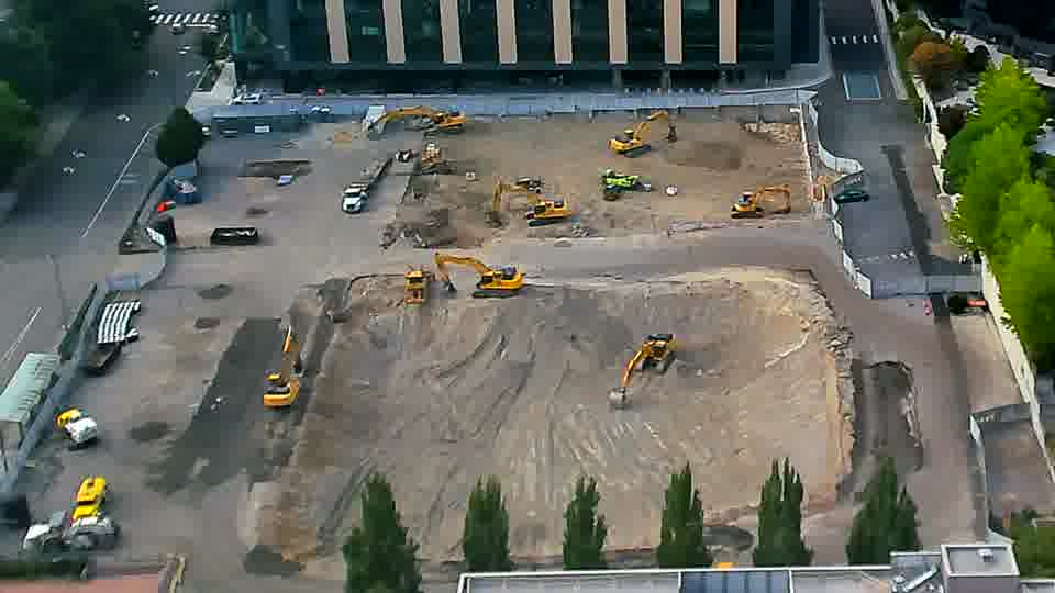 The site appears quiet, with no discernible shifts in equipment positions or material stockpiles.