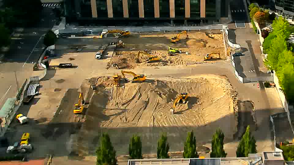 The scene remains stable, with the machinery and material layout appearing unchanged from the previous view.