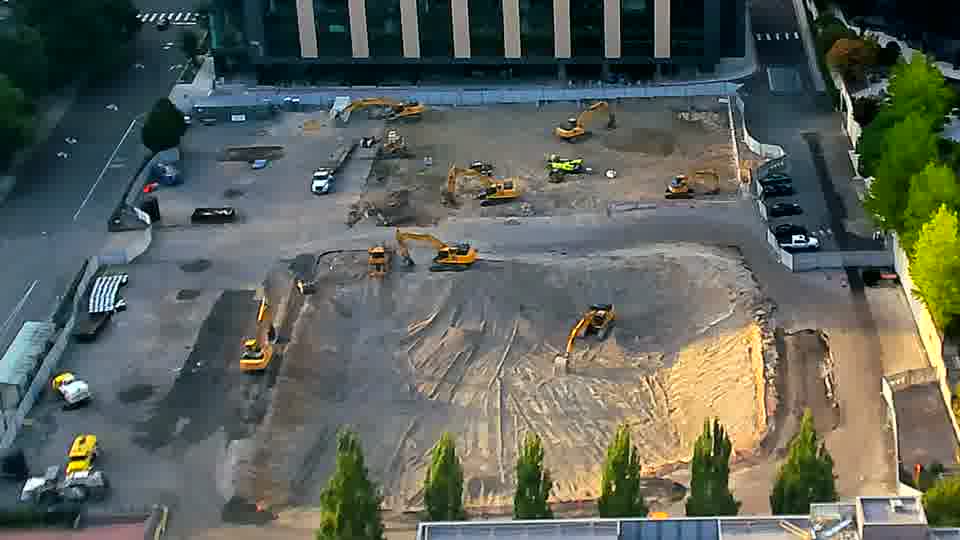 The site presents a largely unchanged view, with machines and stockpiles holding their positions.