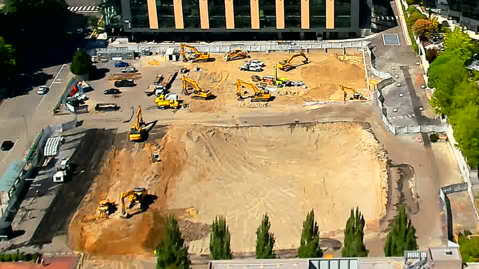 The site continues to show a consistent appearance, with the positions of equipment and materials largely unchanged.
