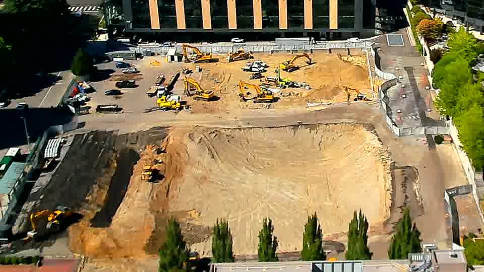 The arrangement of equipment across the site remains consistent, showing no apparent repositioning in the last quarter hour.