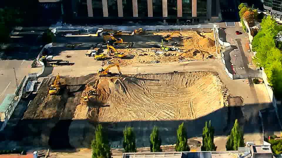 The site presents a consistent view, as the positions of the equipment and materials appear unchanged from the last check-in.
