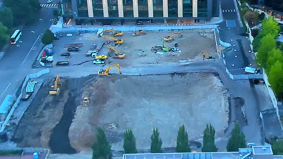 The scene remains stable, with equipment holding its positions across the site's surface.