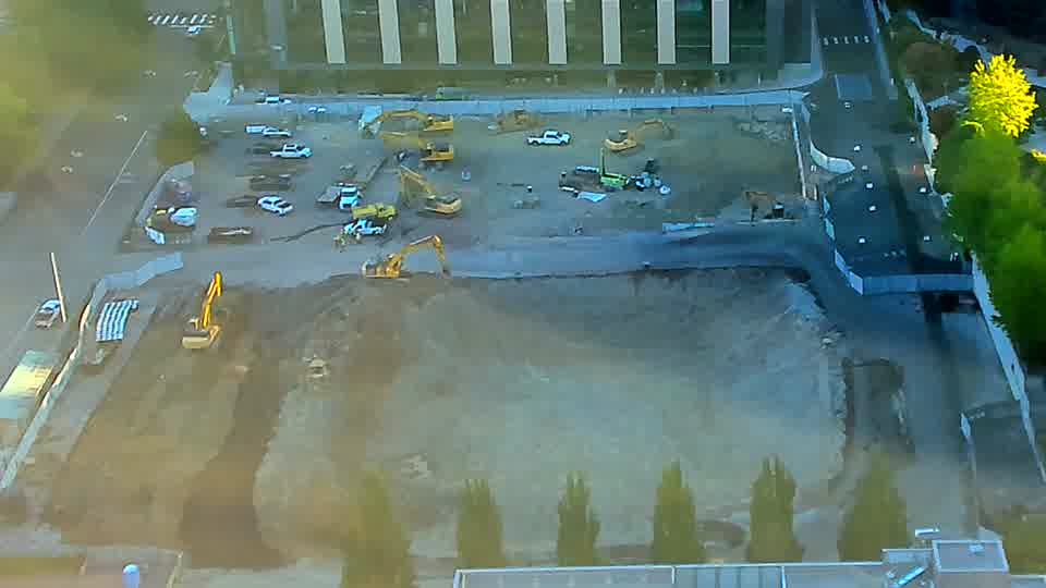 NoHM也好 No movement is visible across the site, and all machinery remains in place.