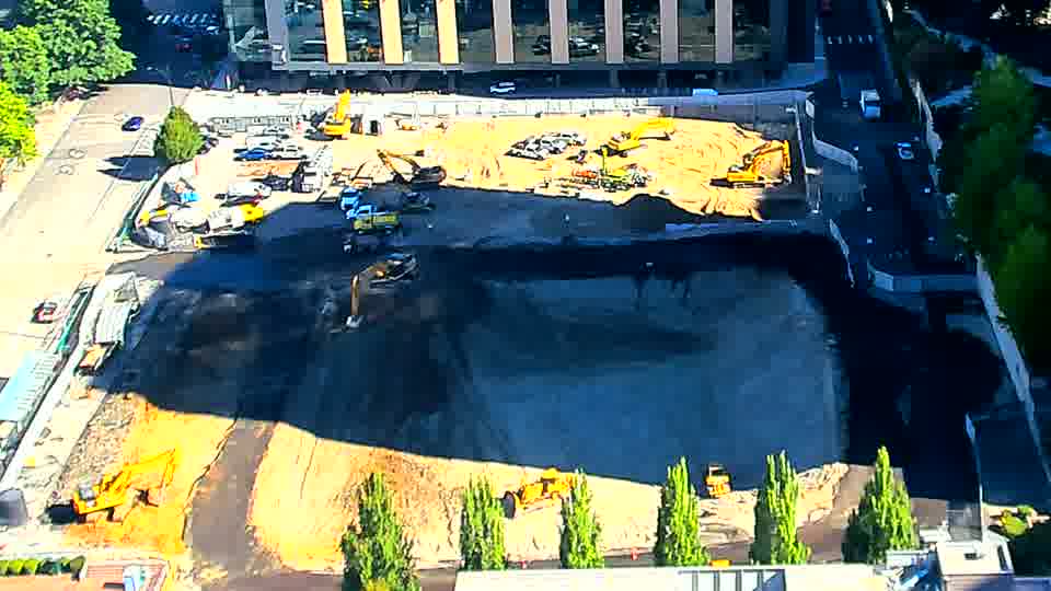 The scene is stable, with no obvious shifts in equipment positions or material stockpiles across the site.