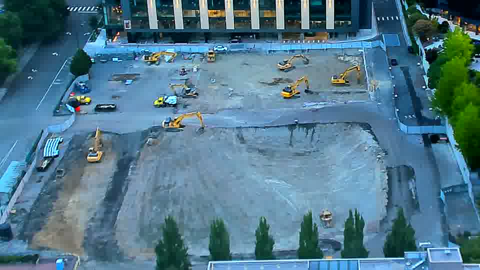 The scene remains stable, with the machines holding their positions across the site.
