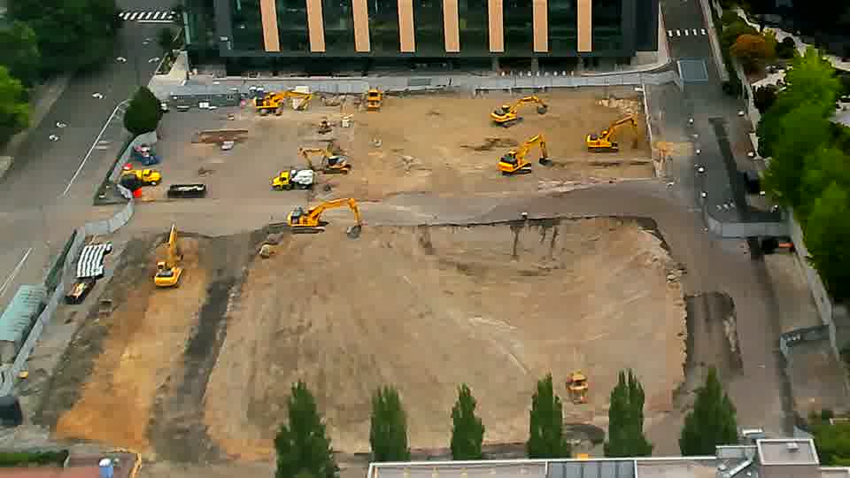 The site presents a very similar picture, with equipment largely unmoved from the previous view.