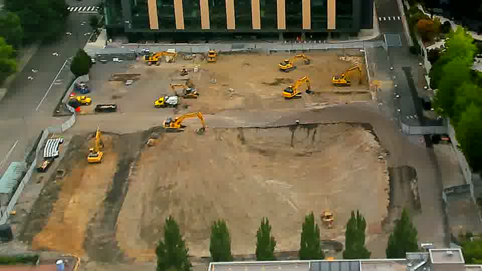 The site appears largely static, with the positions of the machines remaining consistent between views.