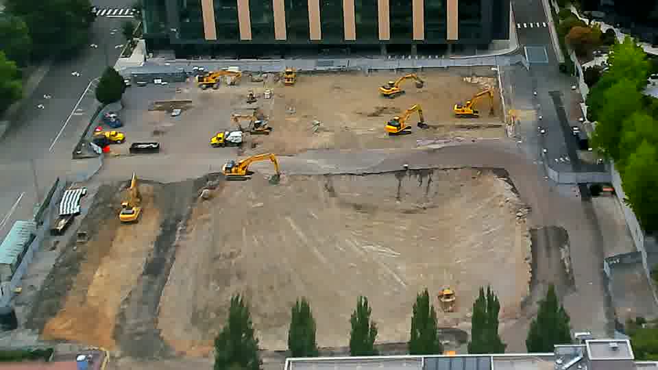 The site’s arrangement of equipment appears consistent, with no noticeable changes in positioning over the last quarter hour.