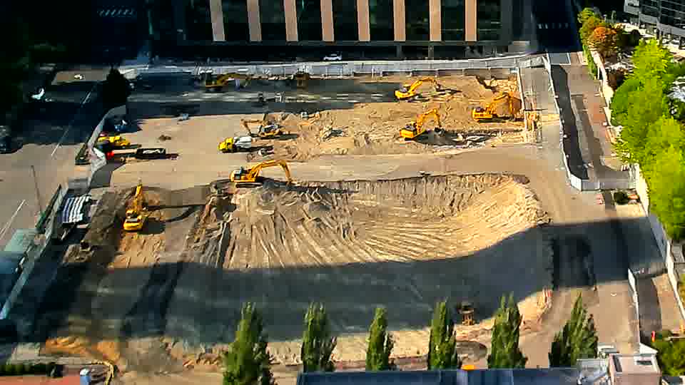 The site presents a similar picture in both views, with no obvious shifts in equipment or materials.