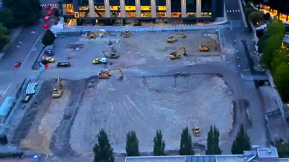 The site appears stable, showing no discernible changes in equipment placement or activity during the intervening minutes.