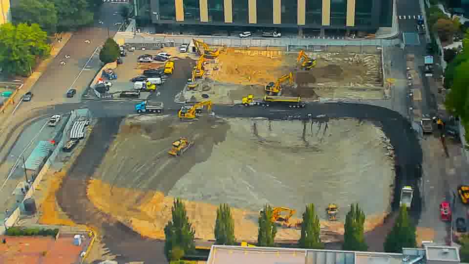 The site presents a similar picture to fifteen minutes ago, with no significant changes in equipment placement or activity visible.