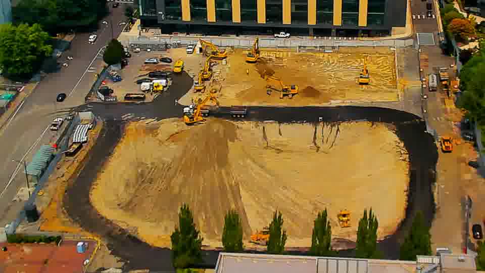 Equipment positions appear largely stable, though a yellow machine near the center has subtly rotated.