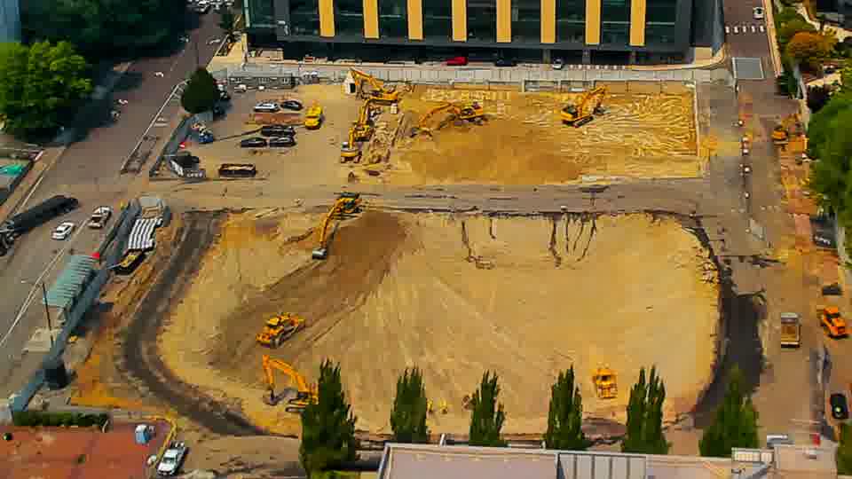 The site maintains a consistent appearance, with no readily visible shifts in equipment placement during the last fifteen minutes.