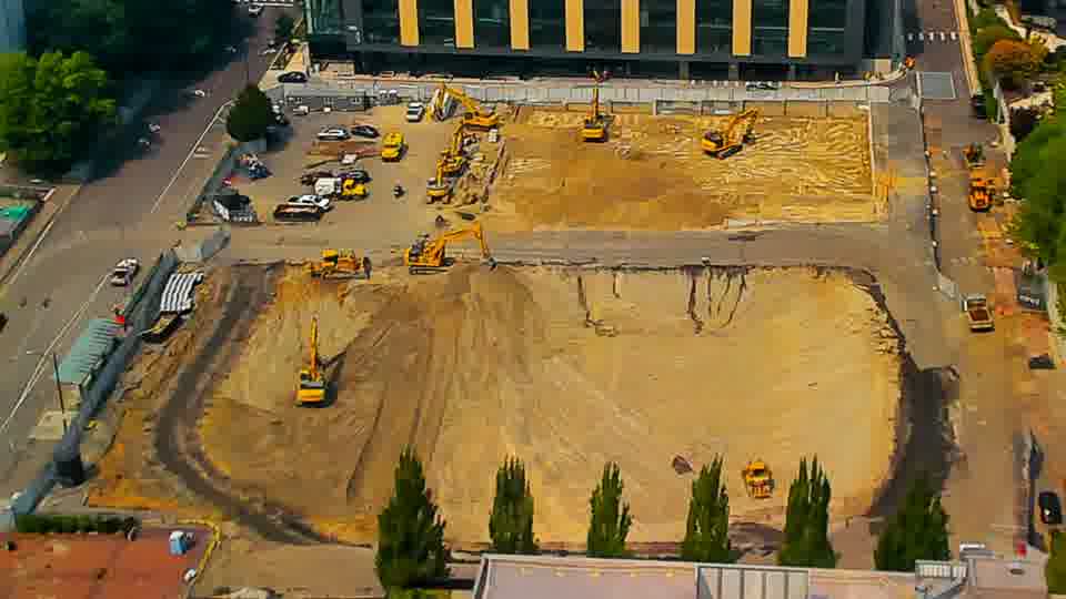 The site presents a largely consistent view, with no noticeable changes to the position of equipment over the last fifteen minutes.