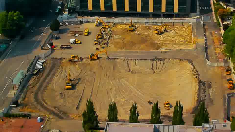 The view across the site remains remarkably similar, showing no significant movement of equipment or vehicles in the last quarter of an hour.