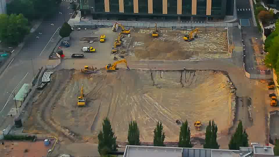 The site appears largely unchanged, with the positions of the machines and materials holding consistent over the last fifteen minutes.