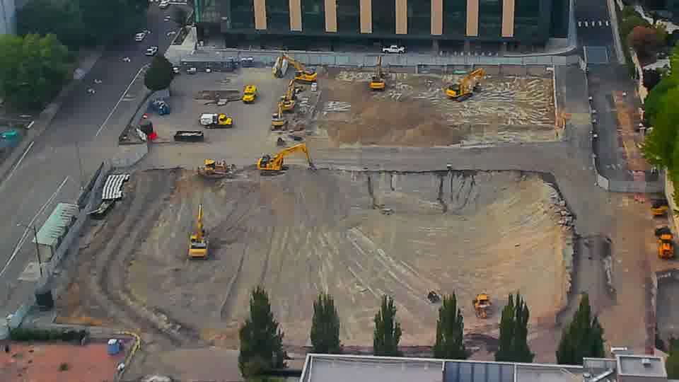 The site displays a largely consistent appearance, with equipment positions remaining the same over the last quarter hour.