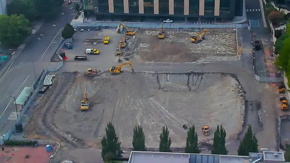 The scene remains steady, with all the visible machines and stockpiles holding their positions.