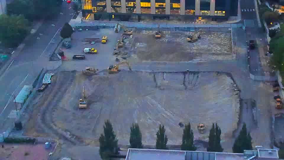 The site maintains a quiet state, with no obvious adjustments to the positions of machines or stockpiles.