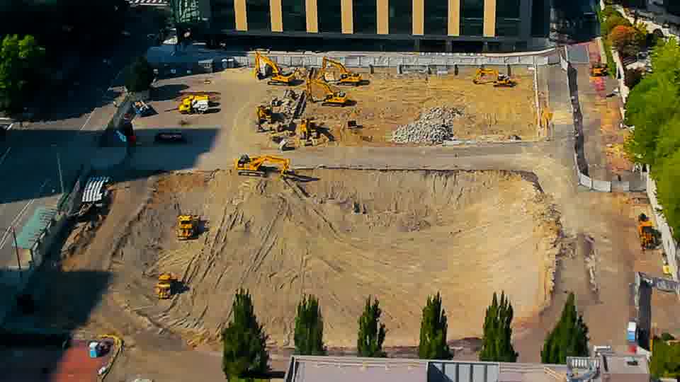The scene remains remarkably stable, with no visible alterations in machinery positions or ground features.