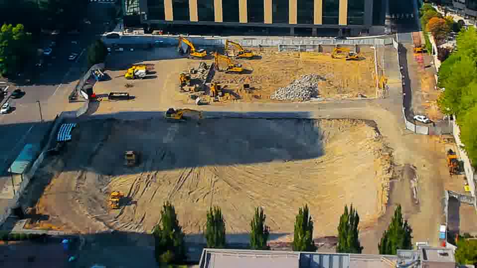 The site presents a largely consistent picture, with no obvious repositioning of the heavy equipment.