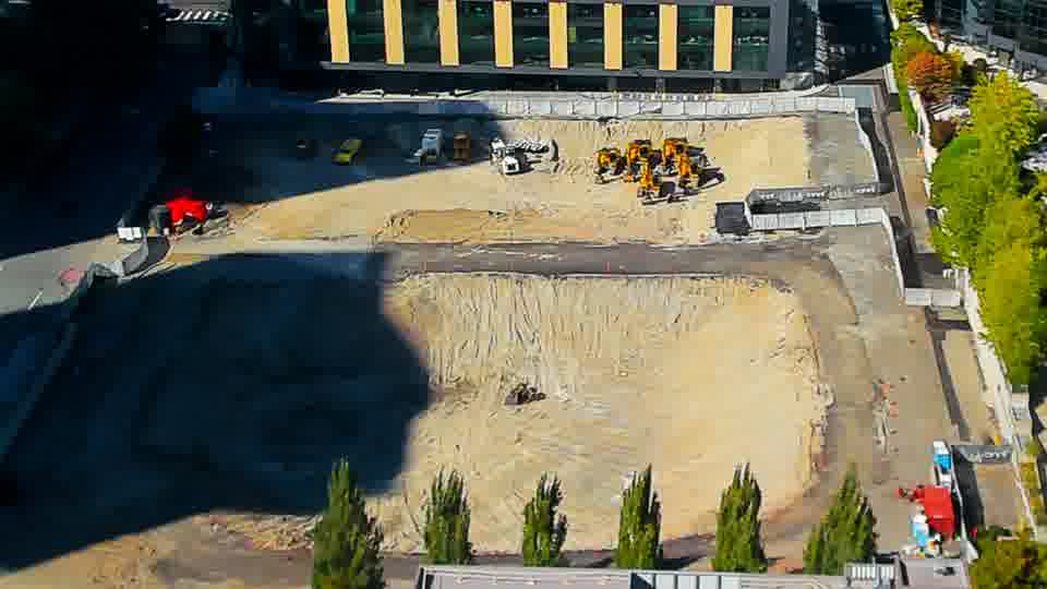 Construction camera frame at 4:00 PM PT. The arrangement of equipment across the site remains consistent, showing no movement in the last fifteen minutes.